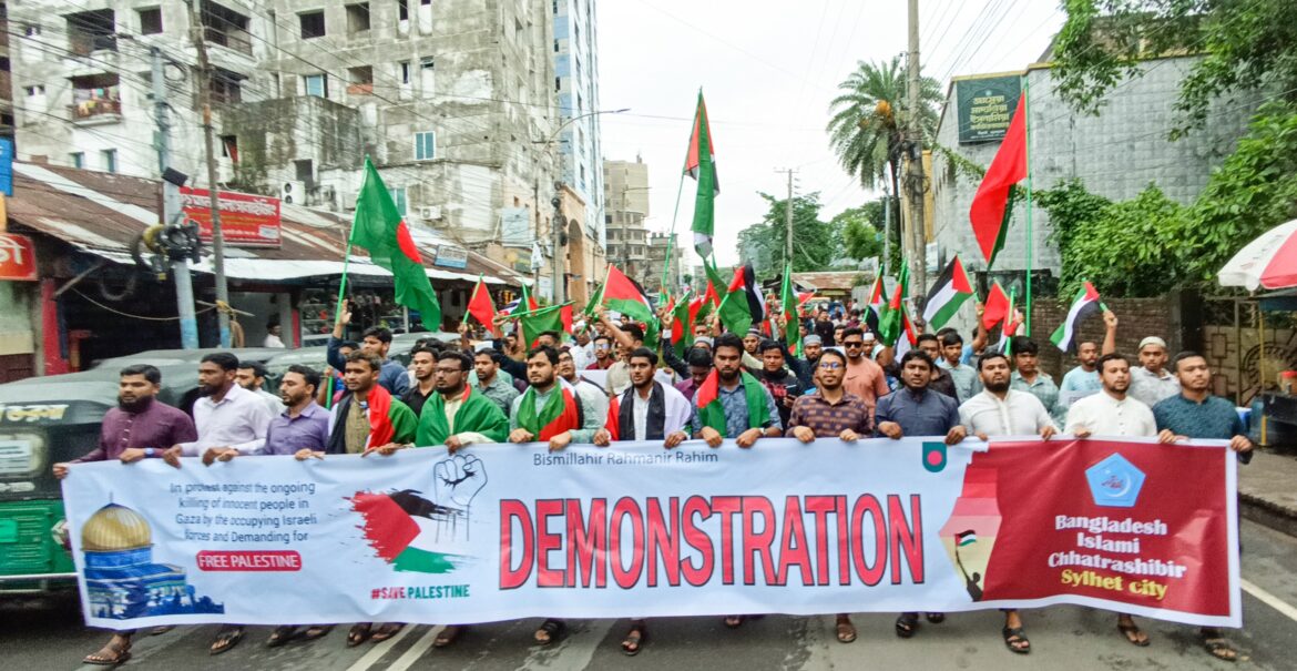 ফিলিস্তিনের রাফায় গণহত্যার প্রতিবাদে সিলেট মহানগর শিবিরের বিশাল বিক্ষোভ মিছিল